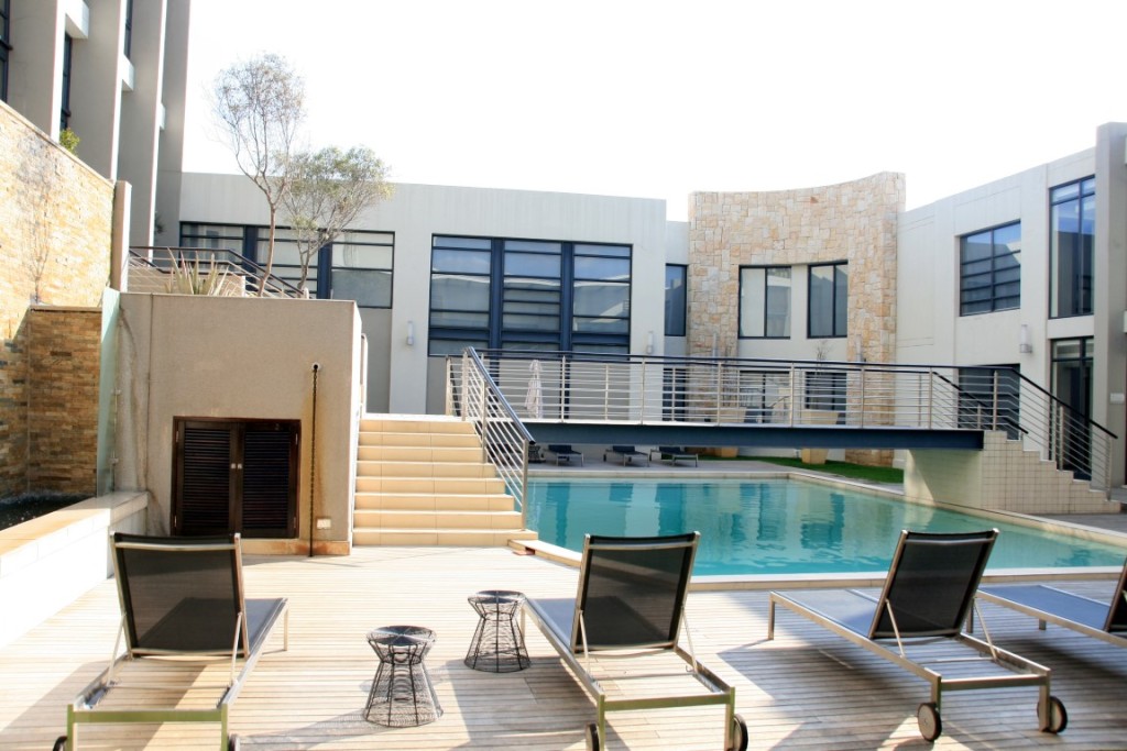Relaxen am Pool im Fairway Hotel