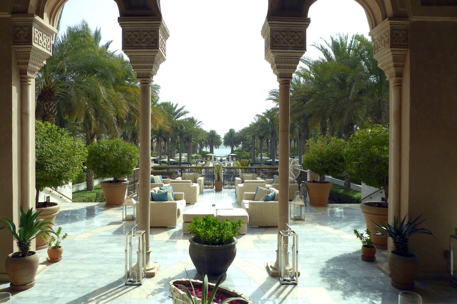 pool-area-dubai-the-palm