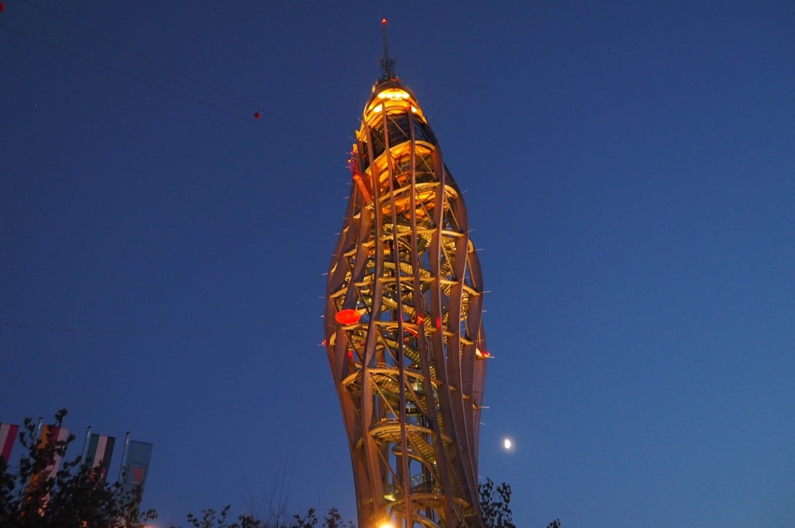 Gedrehter Holzturm am Pyramidenkogel abends beleuchtet Abendstimmung Pyramidenkogel