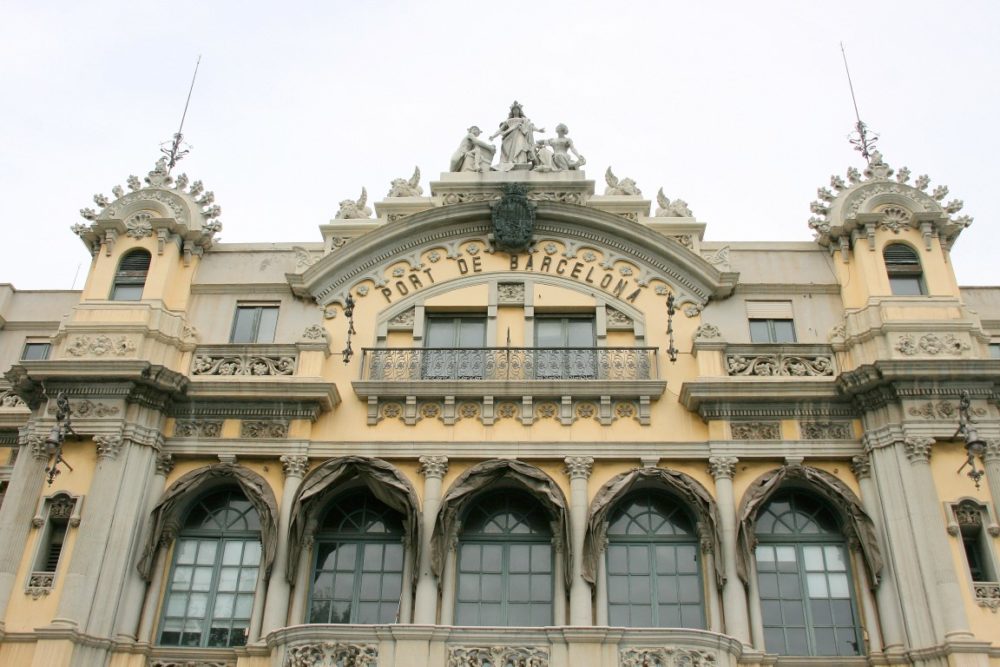 altes-hafengebaeude-barcelona