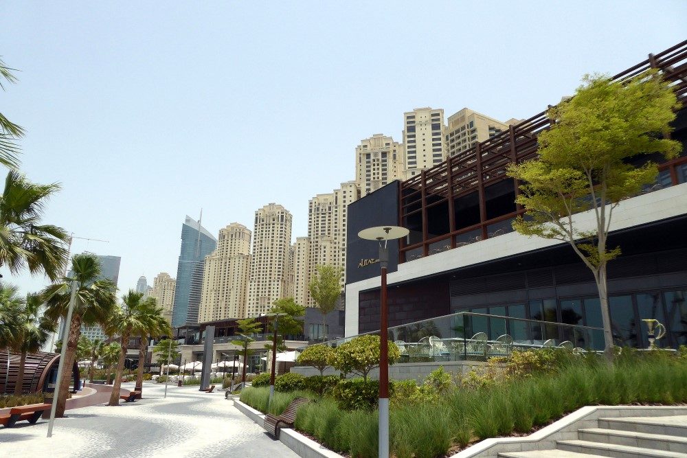 Strandpromenade mit Lokalen Dubai