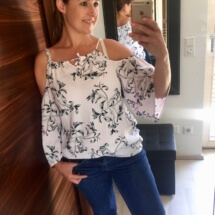 Off-Shoulder und Jeans