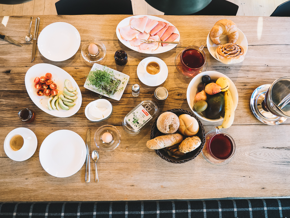 köstliches Frühstück mit regionalen Zutaten in der Luxuslodge