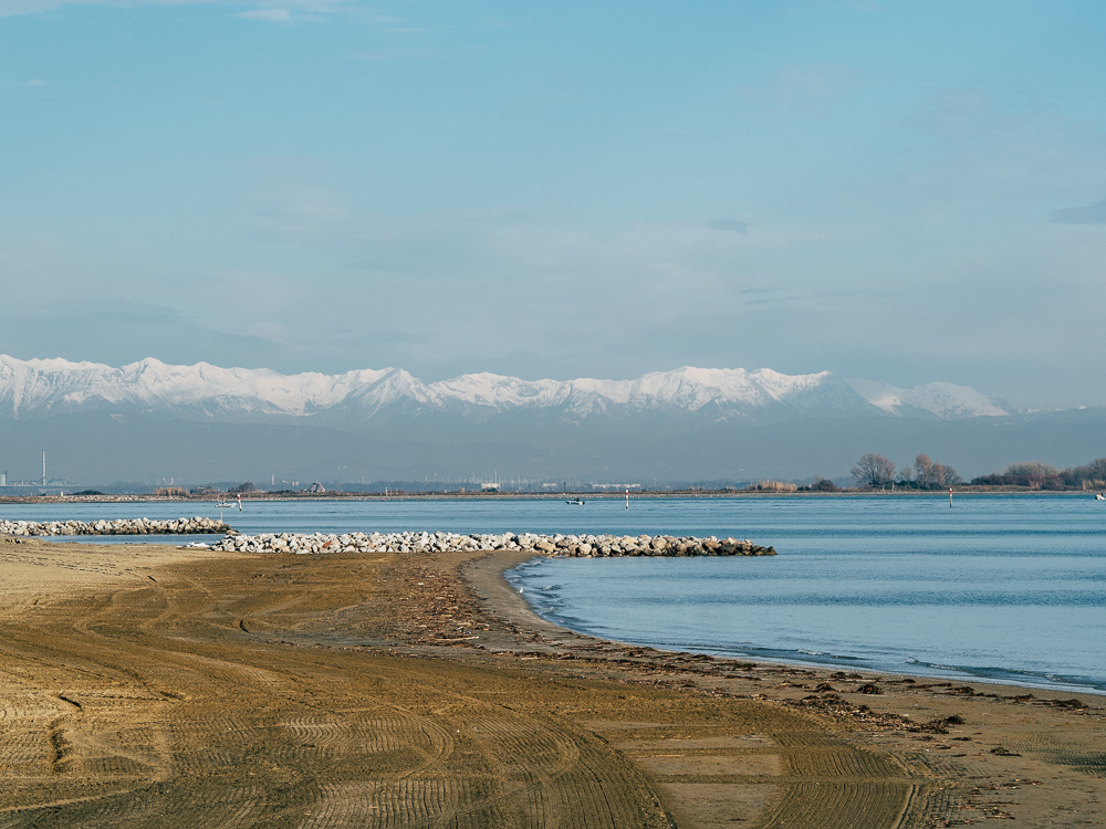 Klare Sicht am Meer im Winter