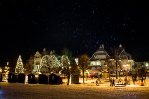 Weihnachtliches Velden. Romantische Beleuchtung und Hüttenzauber