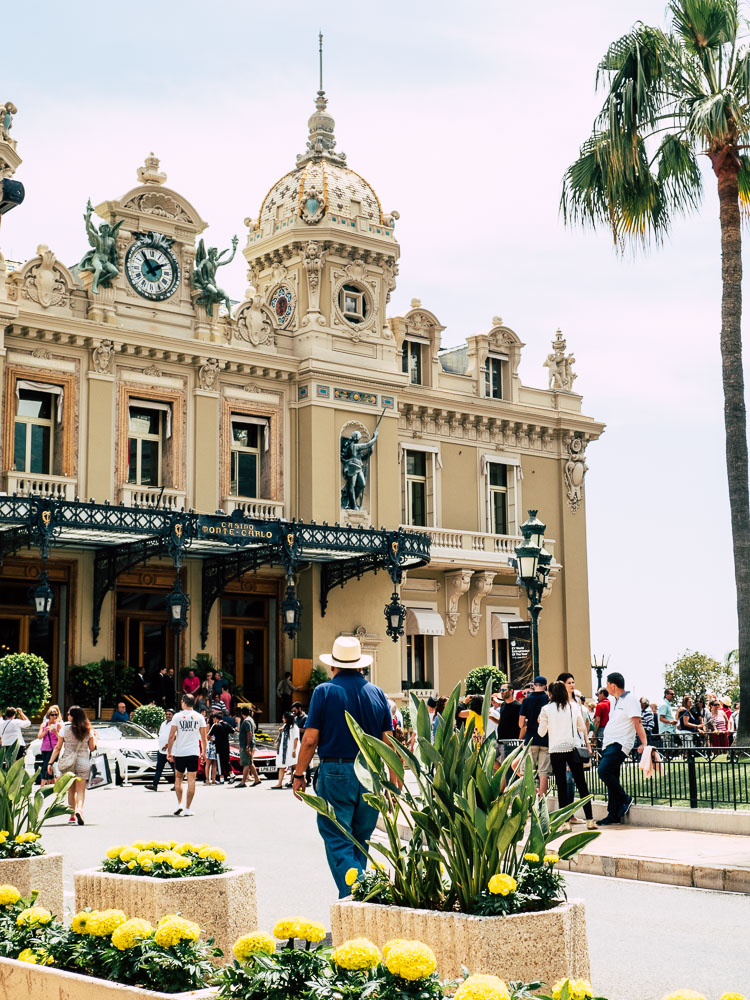 Casino Monte Carlo mit Luxusschlitten