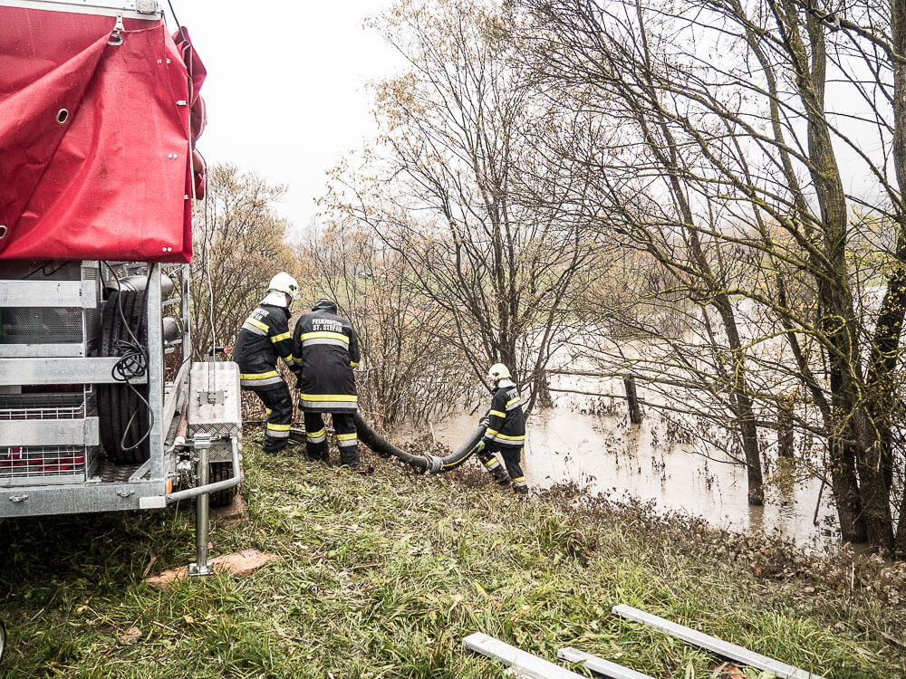 Feuerwehren-arbeit-hochwasser