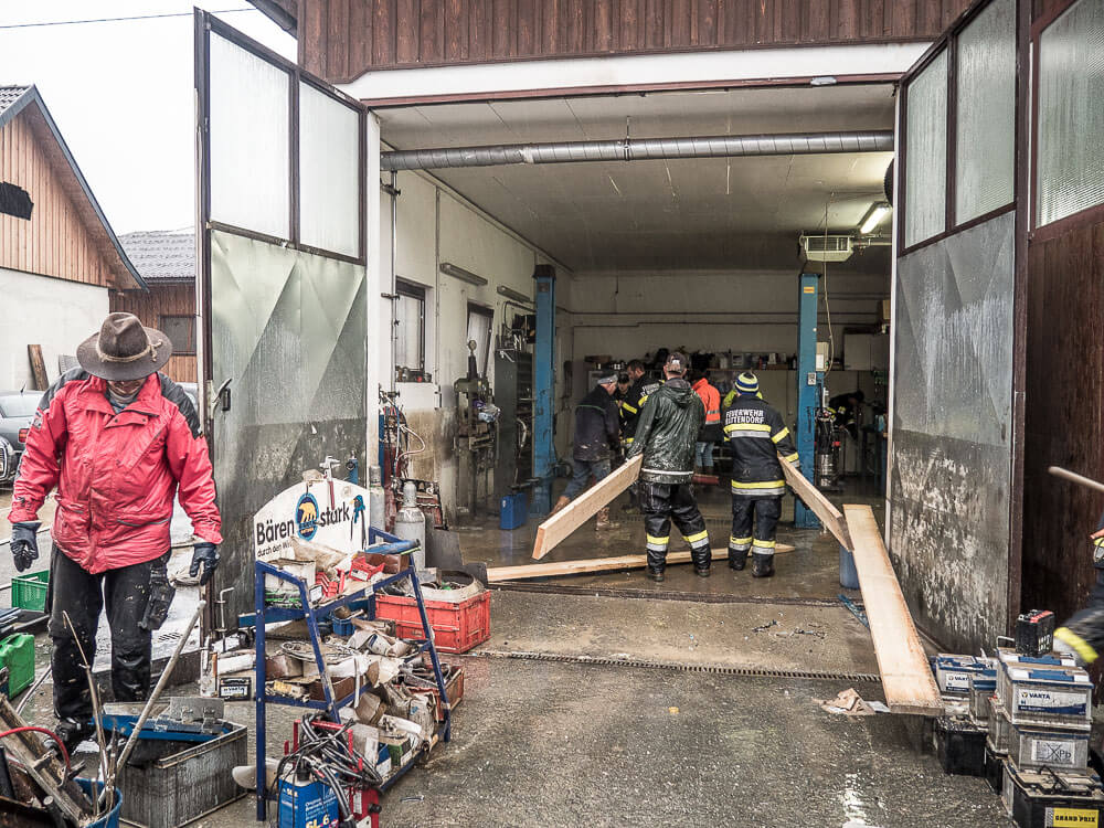 Einsatzkräfte-Hochwasser-Rattendorf