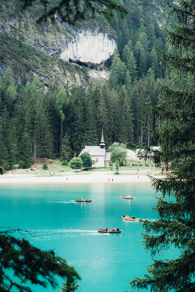 Kirche-see-braies