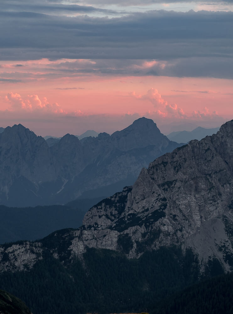 rot-sonnenuntergang-berge