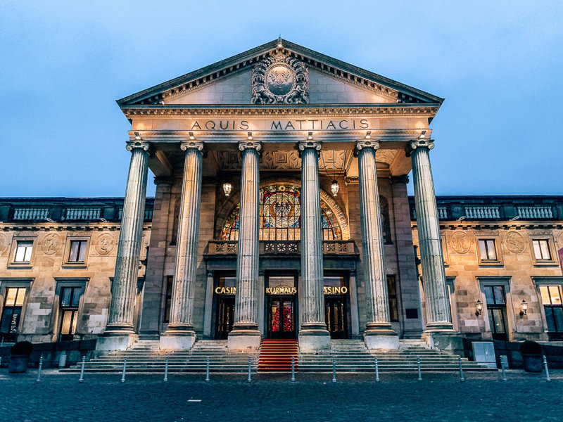 kurhaus-wiesbaden-eingang