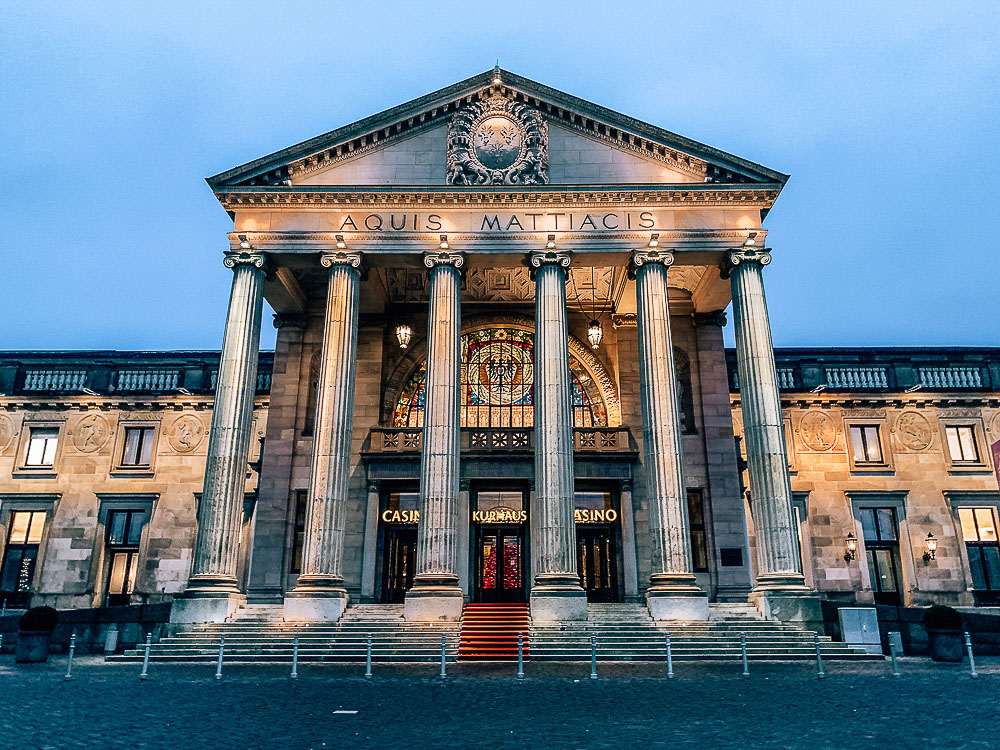 kurhaus-wiesbaden-eingang