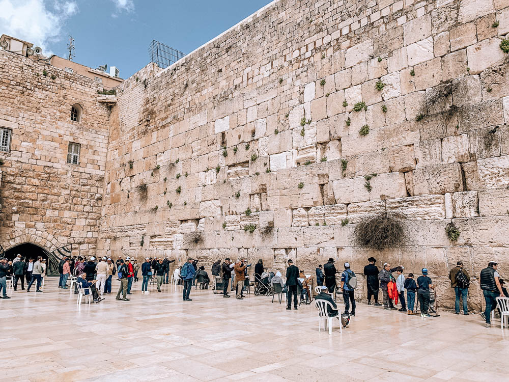 klagemauer-jerusalem-betende-menschen