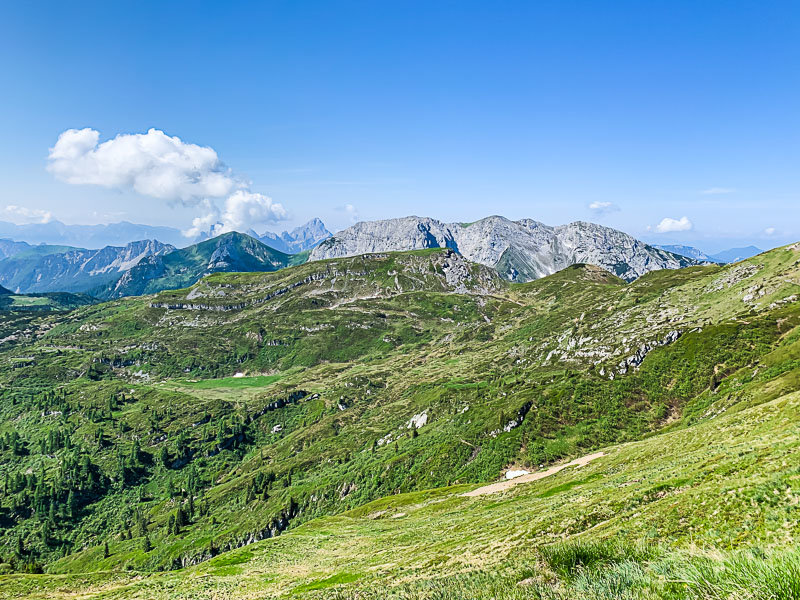 die Ringmauern, dahinter der Monte Zermula hochwipfel-wanderung-ringmauer