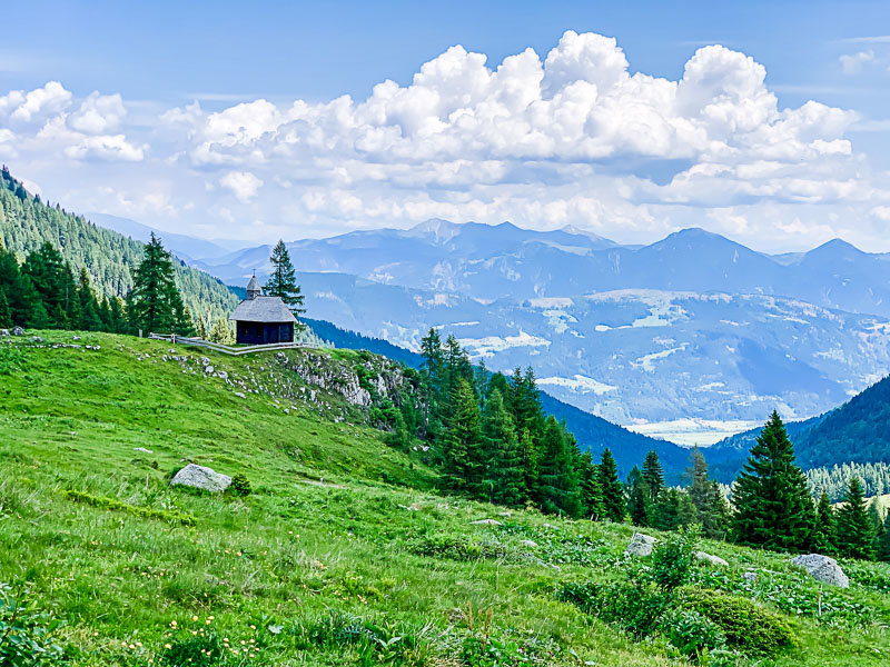 die Scotti Kapelle, dahinter der Blick ins Gailtal scotti-kapelle-rattendorfer-alm