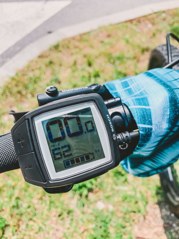 es geht hauptsächlich bergab, weshalb kaum Akku beim E-Bike benötigt wird akku-e-bike-radweg-alpe-adria