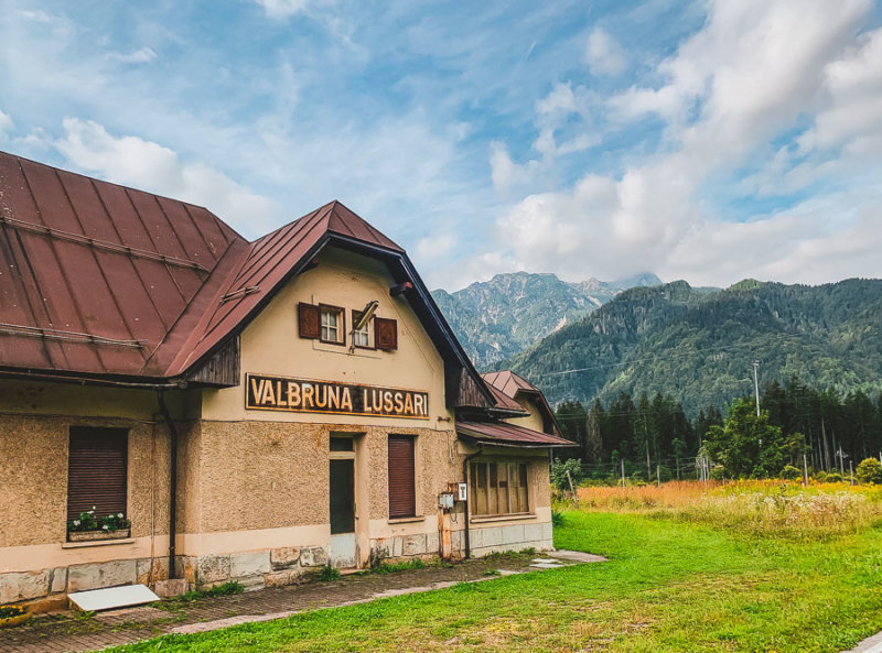 viele alte Bahnhöfe sind entlang der Strecke zu sehen alter-bahnhof