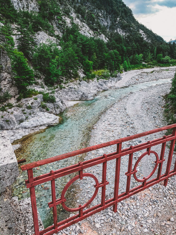 wir überqueren den Fella Fluss fiume-fella-friaul