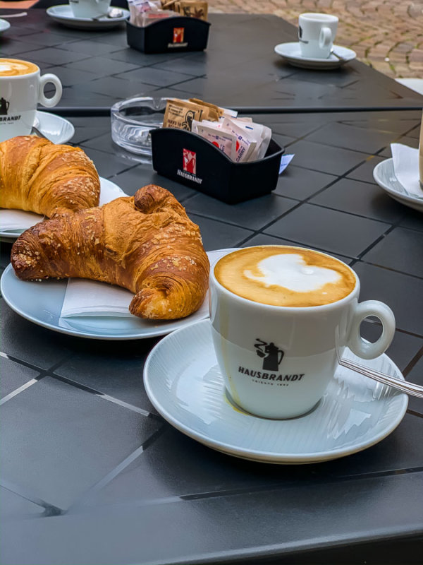 Kaffee und Brioche: typisch italienisches Frühstück cafe-pontebba