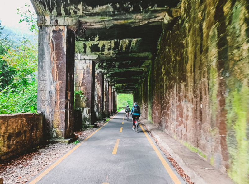 Fahrt durch viele Tunnel entlang der Strecke tunnel-radweg-friaul