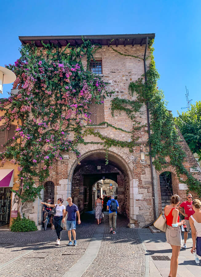 Farbenpracht an den Fassaden in Sirmione sirmione-altstadt-urlaub-gardasee