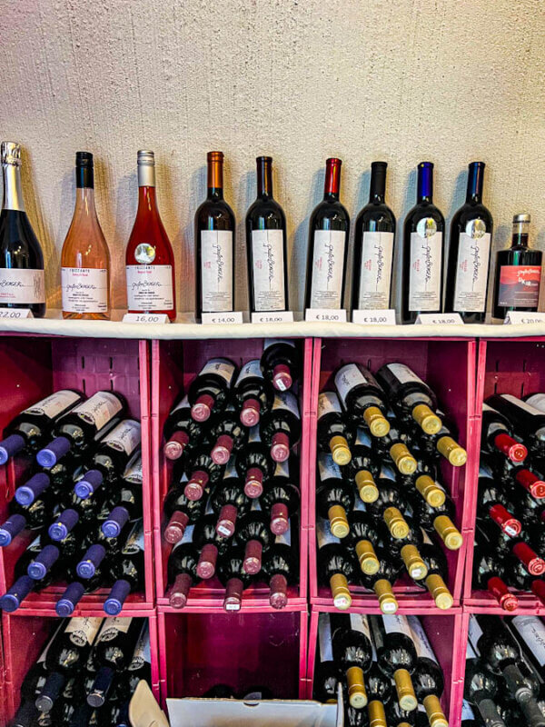 Auswahl an Weinen im Weingut Grafenberger