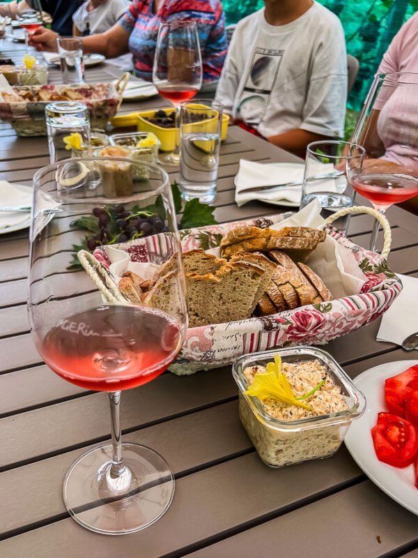 köstliche Jause mit Brot und Aufstrichen