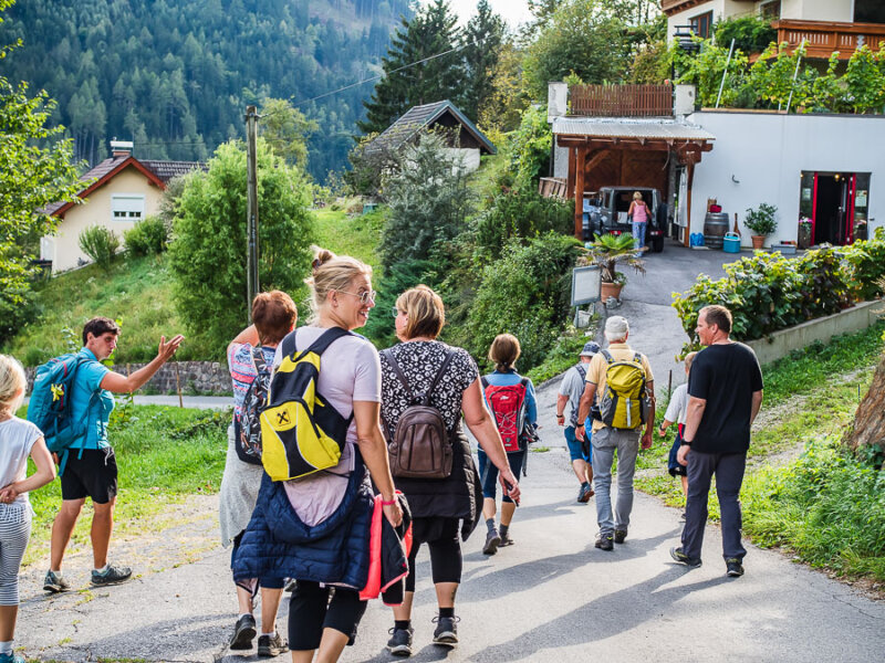 Die Wandergruppe erreicht den Weinkeller der Grafenbergerin